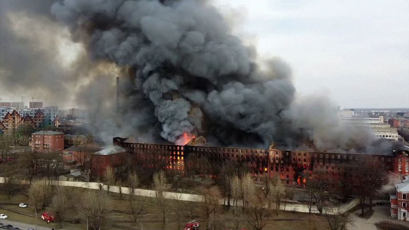 Z historické budovy v Petrohradě šlehají plameny